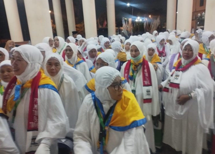 Jemaah  calhaj Embarkasi Medan yang tergabung dalam Kloter 16, saat memasuki  Aula 1 Madinatul Hujjaj Asrama Haji Medan.(Satunuantara news/Munawar).