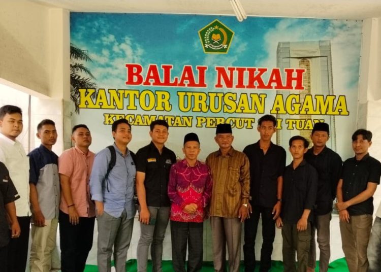 Kepala KUA Percut Sei Tuan, Drs.H.Sayuti Hasibuan,MA (tengah) foto bersama dengan  para peserta bimbingan pernikahan Islam bagi calon pengantin di Balai Kantor KUA Percut Sei Tuan.(Satunusantara news/HO-Humas Kanwil Kemenag Sumut).