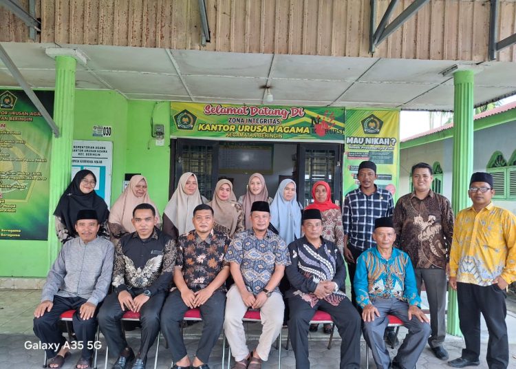 Kasi Bimas Islam H. Mulia Banurea (nomor tiga kanan) foto bersama dengan KUA Kecamatan Beringin dan Pantai Labu, Kabupaten Deli Serdang.(Satunusantara news/HO-Humas Kanwil Kemenag Sumut).