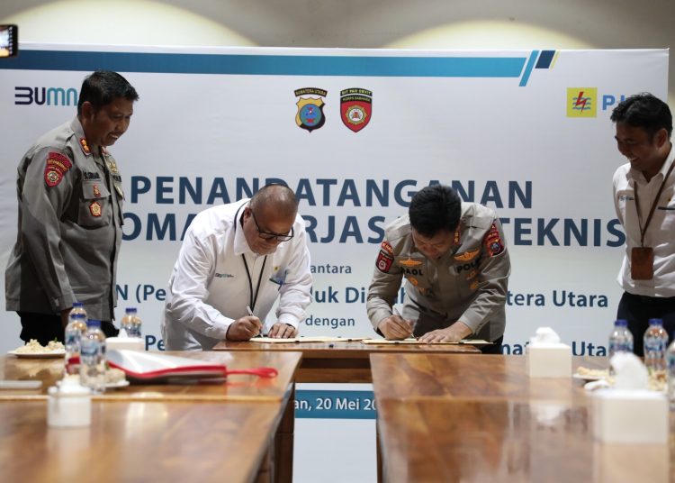 Manajer Senior Keuangan, Komunikasi dan Umum PLN UID Sumut,Efron Lumbangaol (kiri) bersama Direktur Pengamanan Objek Vital Nasional Polda Sumut Kombes Pol Parhorian Lumban Gaol (kanan) saat melakukan penandatanganan Perjanjian Kerja Sama  Teknis.(Satunusantara news/HO-Humas PLN UID Sumut).