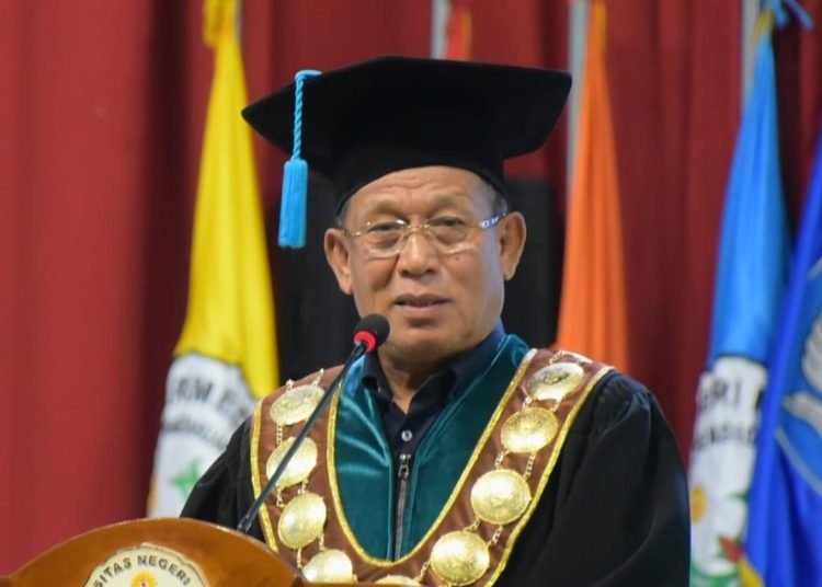 Ketua Senat Unimed, Prof Dr Syawal Gultom, MPd, saat menyampaikan orasi ilmiah yang bertajuk perubahan zama, disrupsi teknologi dan tantangan masa depan pendidikan tinggi pada wisuda sarjana di Gedung Auditorium Unimed.(Satunusantara news/HO-Humas Unimed).