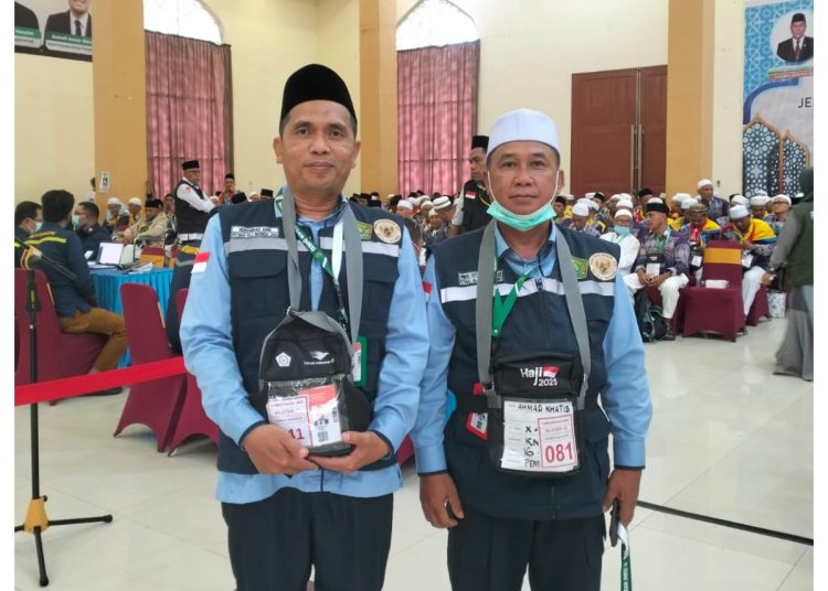 TPHI Kloter 16, Muhammad Amin,  bersama TPIHI Kloter 16, Ahmad Khatib, saat di Asraa Haji Medan.(Satunusantara news/HO-Humas PPIH Embarkasi Medan). mengungkapkan siap untuk membimbing jemaah haji dalam menjalankan ibadah haji di Tanah Suci.
