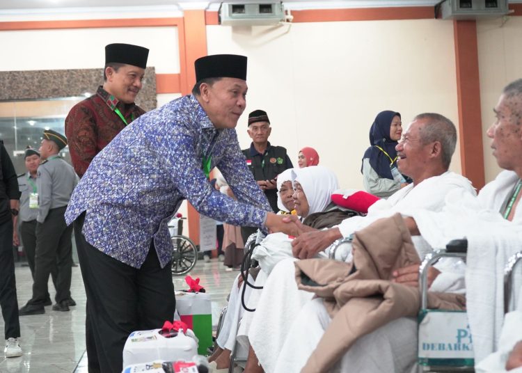 Ketua PPIH Embarkasi Medan H. Ahmad Qosbi, S.Ag, MM (kiri) saat dialog dengan jemaah Calhaj lansia dari Kloter 17 Embarkasi Medan.(Satunusantara news/HO-Humas PPIH Embarkasi Medan).