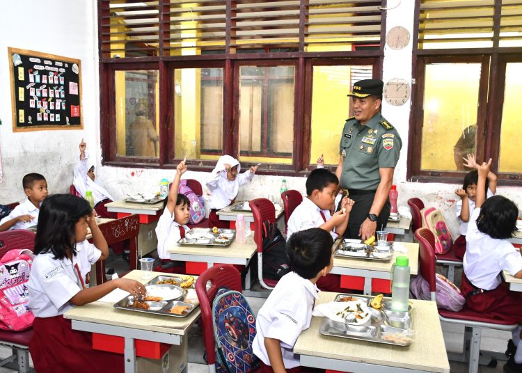 Pamen Ahli Pangdam I/BB Bidang Ekonomi, Kolonel Inf Mochamad Ridwan (kanan) saat meninjau program Makan Sehat Bergizi  di Sekolah Dasar Negeri 067240, Kelurahan Tembung, Kecamatan Medan Tembung, Kota Medan.(Satunusantara news/HO-Pendam I/BB).