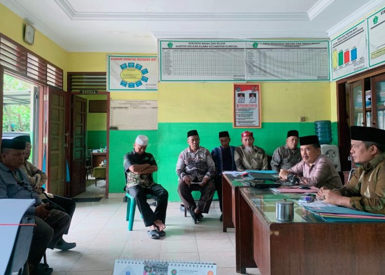 Kasi Bimas Islam Kemenag Kabupaten Deli Serdang,  H. Mulia Banurea (kanan) saat memberikan pegarahan di KUA Kecamatan Sunggal.(Satunusantara news/HO_Humas Kanwil Kemenag Sumut).