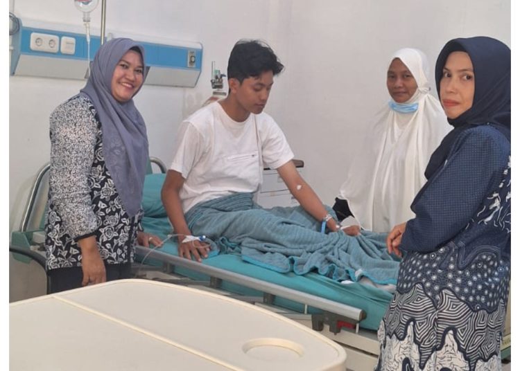 Muhammad Mushan Alfa (tengah) jemaah haji dari Embarkasi Surabaya, technical landing di Bandara Internasional  Kualanamu, saat ini masih dirawat intensif di RSUD Amri Tambunan Lubuk Pakam. (Satunusantara news/HO-Humas PPIH Embrkasi Medan).