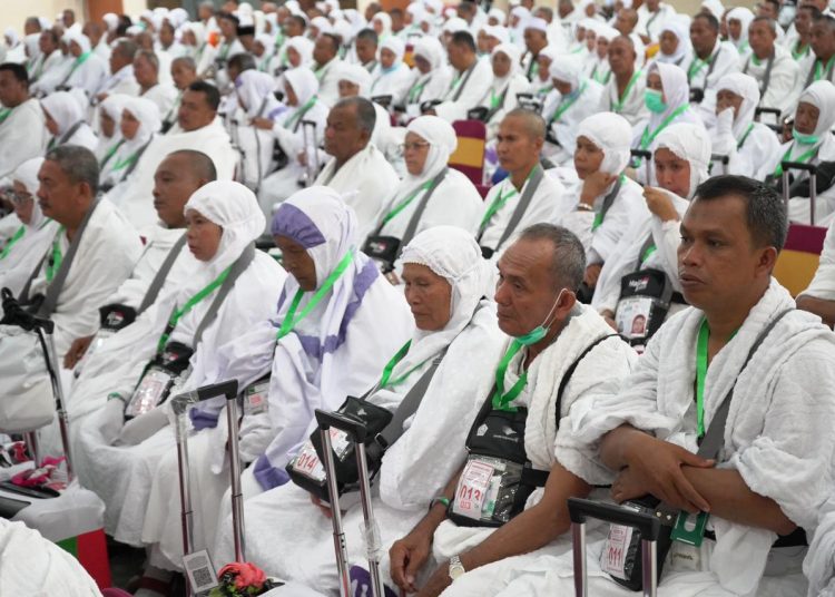 Jemaah calhaj Kloter 18, sesaat akan berangkat ke tanah suci, dari  Aula 1 Madinatul Hujjaj Asrama Haji Medan.(Satunusantara news/HO-Humas PPIH Embarkasi Medan).