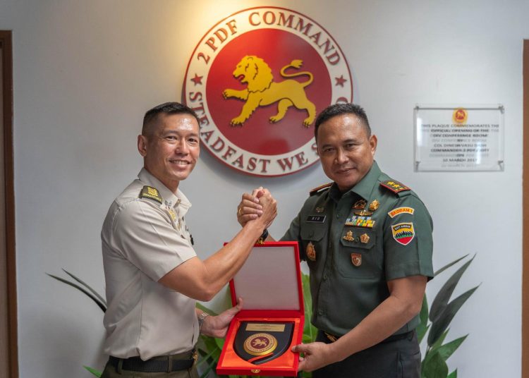 Pangdam I/Bukit Barisan, Mayjen TNI Rio Firdianto (kanan) saat menerima cendramata dari Komandan 2nd PDF Singapura, Kolonel Chua (kiri)  di Singapura.(Satunusantara news/HO-Pendam I/BB).