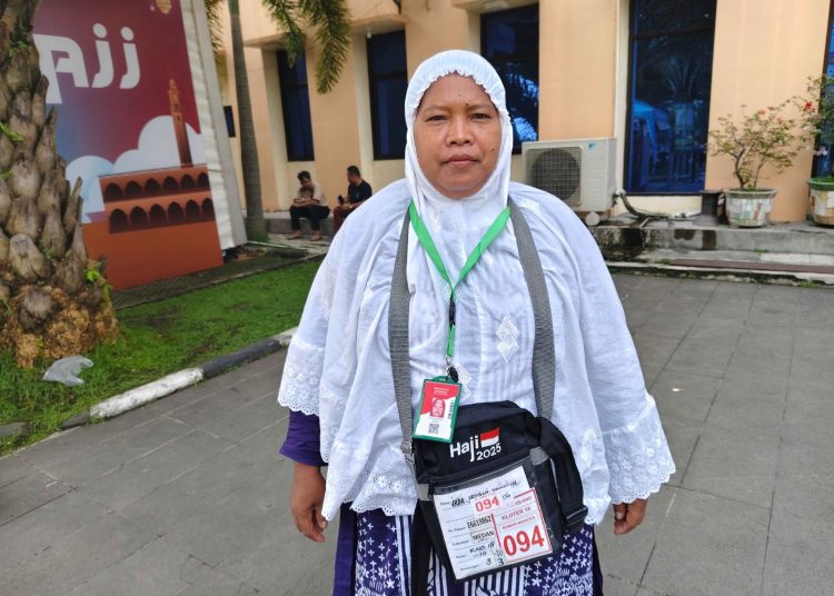 Irda Herani Hasibuan (45) pemilik warung kopi di Desa Pasar Binanga, Kecamatan Barumun Tengah, Kabupaten Padang Lawas,  akhirnya bisa berangkat menunaikan ibadah haji ke Baitullah tanah suci Mekkah. (Satunusantara news/HO-Humas PPIH Embarkasi Medan).