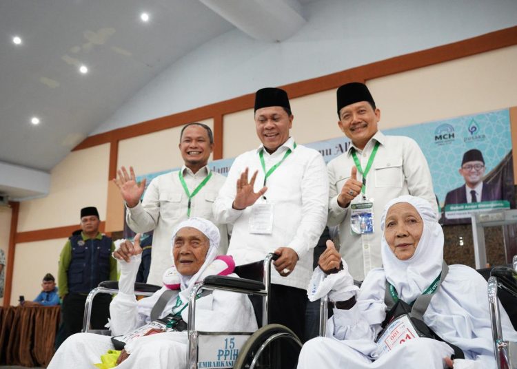 Ketua PPIH Embarkasi Medan,  H.Ahmad Qosbi (tengah) bersama Kasubbag Humas PPIH Embarkasi Medan H.Mulia Banurea (kiri) saat foto bersama dengan jemaah haji lansia yang tergabung di Kloter 19 Embarakasi Medan.(Satunusantara news/HO-Humas PPIH Embarkasi Medan).