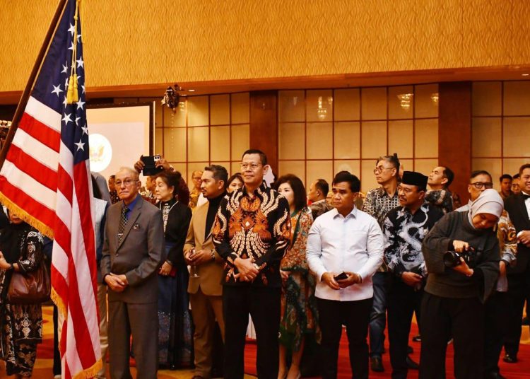 Kapoksahli  Pangdam I/BB, Brigjen TNI David Hatigoran Hutagaol (tengah) saat menghadiri peringatan HUT ke-249 Kemerdekaan Amerika Serikat yang digelar di Grand Ballroom Hotel JW Marriott Medan.(Satunusantara news/HO-Pendam I/BB).