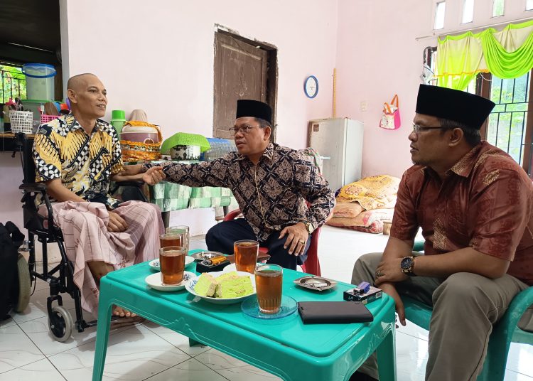 Kakankemenag Deli Serdang, Dr H.Sarifuddin Daulay, (tengah) bersama 
  Kasi Bimas Islam H.Mulia Banurea (kanan) saat menjeguk Kepala KUA Kecamatan Gunung Meriah, Asribat Sinulingga, yang sedang sakit dirumahnya di Dusun 7, Desa Petangguhan, Kecamatan Galang, Kabupaten Deli Serdang.(Satunusantara news/HO-Humas Kanwil Kemenag Sumut).