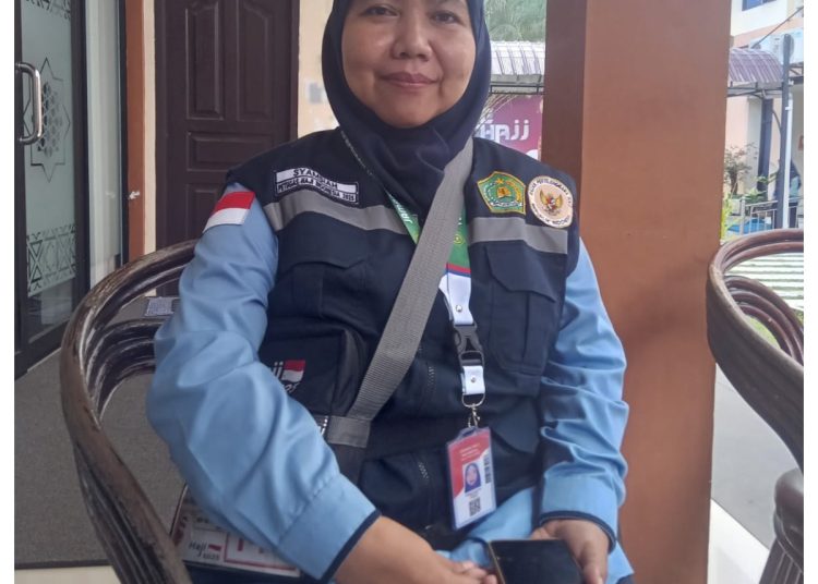 Syamsiah Nasution, pegawas madrasah Kemenag Kota Binjai sangat beryukur dipercaya oleh pemerintah menjadi Pembimbing Ibadah Haji di Kloter 17 Embarkasi Medan. (Satunusantara news/HO-Humas PPIH Embarkasi Medan).