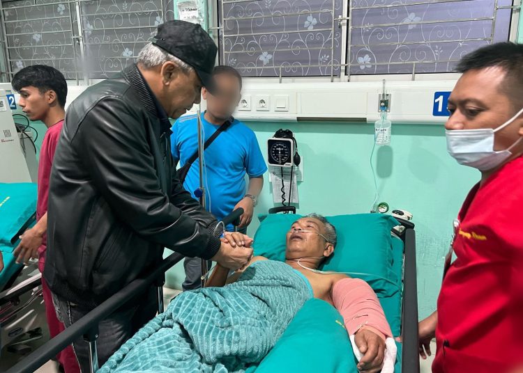 Kepala Kejati Sumut Idianto (kiri) saat menjeguk JWS (53) Jaksa di bidang Pidum  Kejari Deli Serdang, korban pembacokan OTK yang dirawat di RSUD Lubuk Pakam.(Satunusantara news/HO-Humas Kejati Sumut).