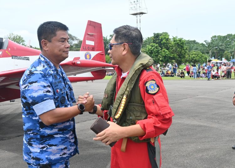 Komandan Lanud Soewondo, Kolonel Nav Sonni Benny Simanjuntak, M.Si. (Han) (kiri) saat ,menyambut kedatangan tim JAT yang dipimpin oleh Komandan Lanud Adisutjipto, Marsma TNI Toto Ginanto, S.T., M.A.P., M.Han. selaku Supervisor. (Satunusantara news/HO-Pen Lanud Soewondo).