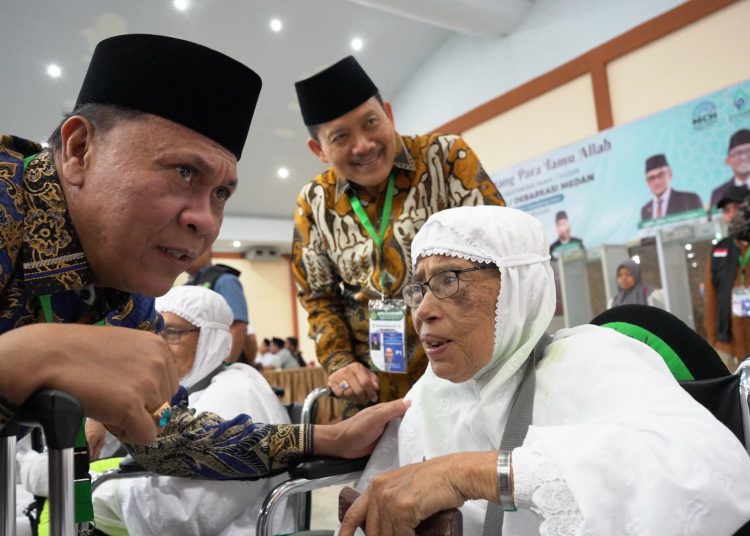 Ketua PPIH Embarkasi Medan, H. Ahmad Qosbi,(kiri) saat dialog dengan jemaah calhaj lansia yang tergabung di Kloter 20 Embarkasi Medan.(Satunusantara news/HO-Humas PPIH Embarkasi Medan).