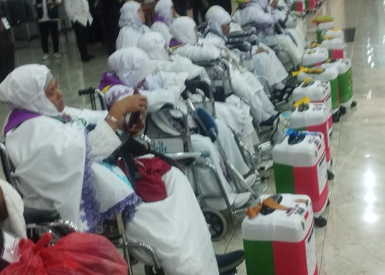 Jemaah Calhaj  lansia yang tergabung di  Kloter 21 Embarkasi Medan, sesaat akan berangkat  ke tanah suci di Aula 1 Madinatul Hujjaj Asrama Haji Medan.(Satunusantara news/Munawar).