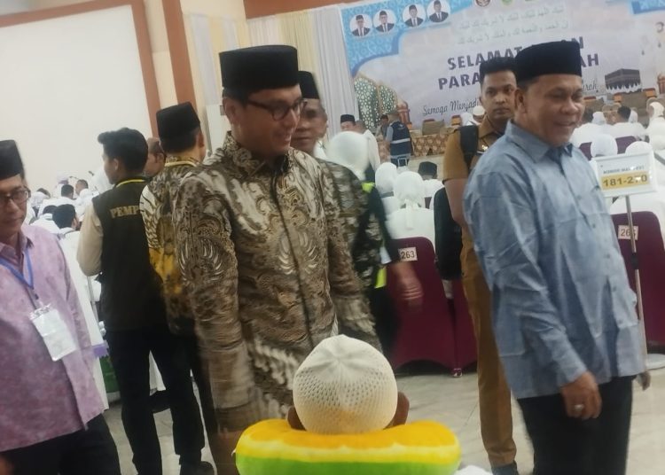 Ketua PPIH Embarkasi Medan, H. Ahmad Qosbi (kanan) saat mendatangi  jemaah calhaj lansia yang tergabung di Kloter 21 Embarkasi Medan, sesaat akan berangkat  ke tanah suci di Aula 1 Madinatul Hujjaj Asrama Haji Medan.(Satunusantara news/Munawar).