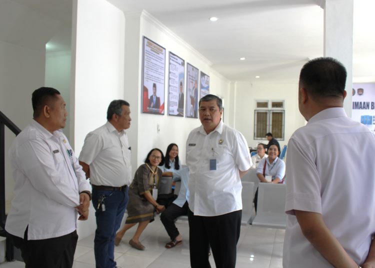 Kakanwil Ditjen Imigrasi Sumatera Utara, Teodorus Simarmata (tengah) usai meresmikan layanan paspor perdana  di Kota Tarutung. (Satunusantara news/HO-Kanwil Ditjen Imigrasi Sumut).