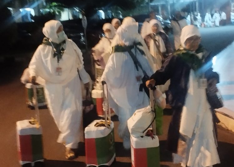 Jemaan Calhaj Kloter 22  Embarkasi Medan dari Hotel Madinah Al Munawwarah  menuju ke Aula Madinatul Hujjaj Asrama Haji Medan.(Satunusantara news/Munawar).
