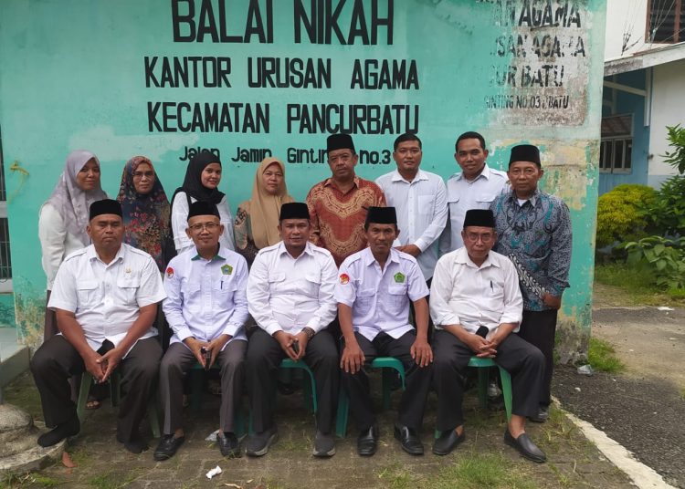 Kepala KUA Kecamatan Pancur Batu, Kabupaten Deli Serdang, Ahmad Wahid,S.Ag (tengah) saat foto bersama dengan Tim dan Pegawai KUA Kecamatan Pancur Batu.(Satunusantara news/HO-Kemenag Kabupaten Deli Serdang).