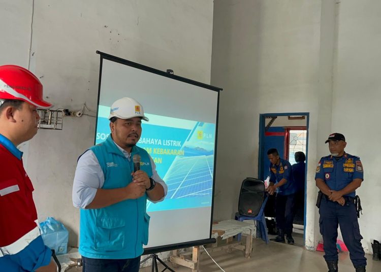 Manajer PLN ULP Ta jungbalai, Harry Marbun (tengah) saat menyampaikan pentingnya sosialisasi keselamatan ketenagalistrikan untuk dapat berkoordinasi lintas sektor dalam menciptakan sistem tanggap darurat yang andal dan aman bagi para petugas penyelamat di lapangan.(Satunusantara news/HO-Humas PLN UID Sumut).