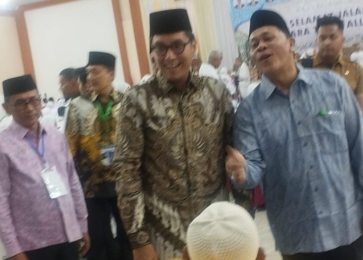 Ketua PPIH Embarkasi Medan, H. Ahmad Qosbi (kanan) saat dialog dengan jemaah calhaj lansi yang tergabung di Kloter 21, sesaat akan berangkat ke tanah suci di Aula 1 Madinatul Hujjaj Asrama Haji Medan.(Satunusantara news/Munawar).