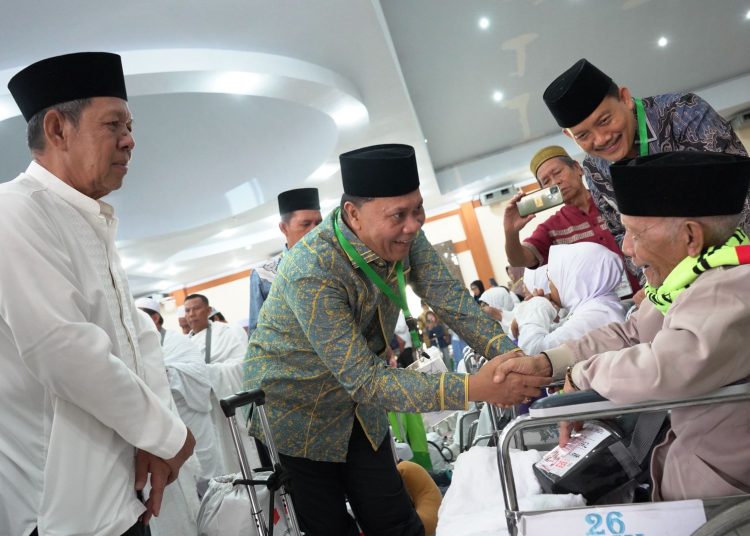 Ketua PPPIH Embarkasi Medan, H.Ahmad Qosbi (tengah) saat menyalami jemaah calhaj lansia yang tergabung di Kloter 23 Embarkasi Medan.(Satunusantara news/HO-Humas PPIH Embarkaasi Medan).