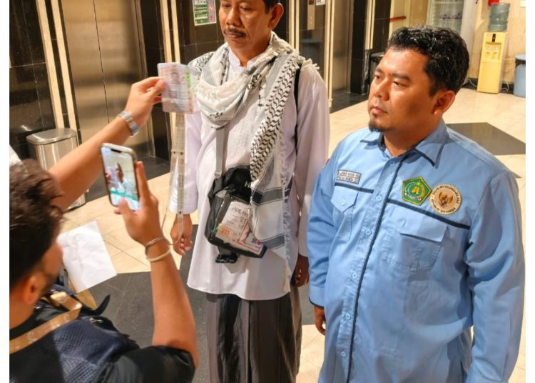 Ketua Kloter 09 KNO, Medan, M.Lukman Hakim Hasibuan (kanan) saat berada di Kota Mekkah.(Satunusantara news/HO-Humas PPIH Embarkasi Medan).