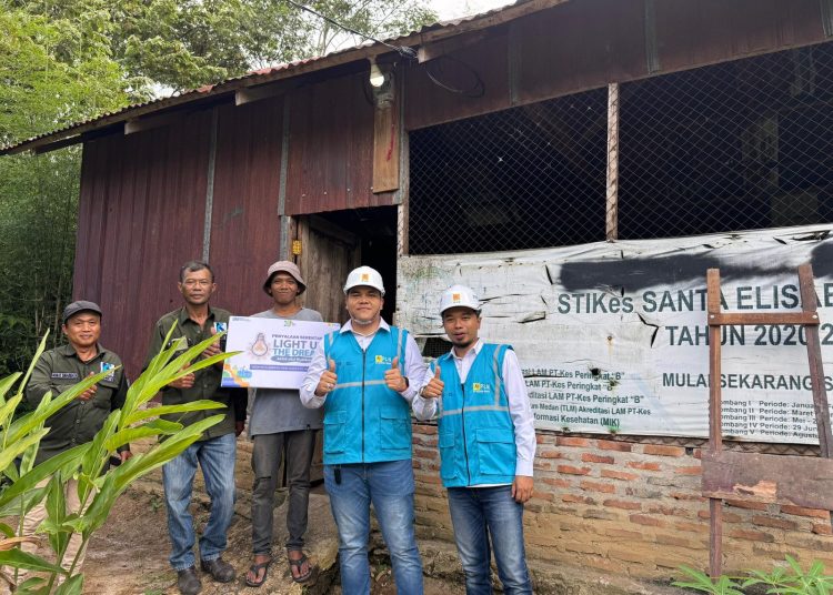 Tim PLN UP3 Pematangsiantar bersama Ani Novi berfoto di depan rumahnya yang mendapat bantuan dari program Light Up The Dream.Program ini merupakan wujud kepedulian sosaial insanPLN melalui donasi sukarela untuk menghadirkan terang bagi masyarakat kurang mampu.(Satunusantara news/HO-Humas PLN UID Sumut).