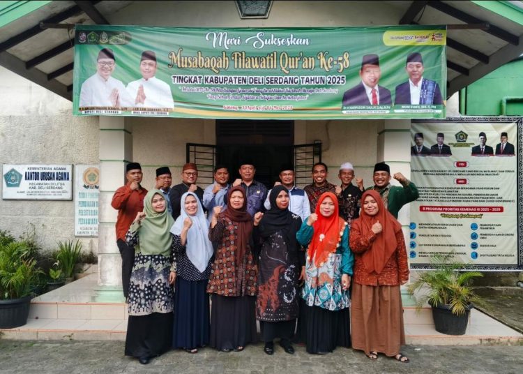 Kasi Bimas Islam, Kemenag Kabupaten Deli Serdang  H. Mulia Banurea (nomor empat kanan) saat melakukan kunjungan Monev Triwulan 1 Tahun 2025 ke Kantor KUA Kecamatan Namorambe.(Satunusantara news/HO-Kemenag Kabupaten Deli Serdang).