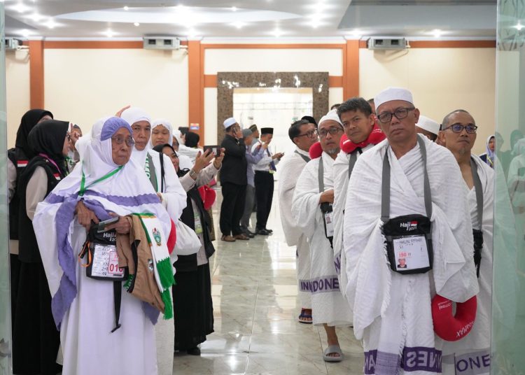 Jemaah Calhaj Kloter 24  Embarkasi Medan, sesaat akan berangkat ke Tanah Suci, dari Aula 1 Madinatul Hujjaj Asrama Haji Medan.(Satunusantara news/HO-Humas PPIH Embarkasi Medan).