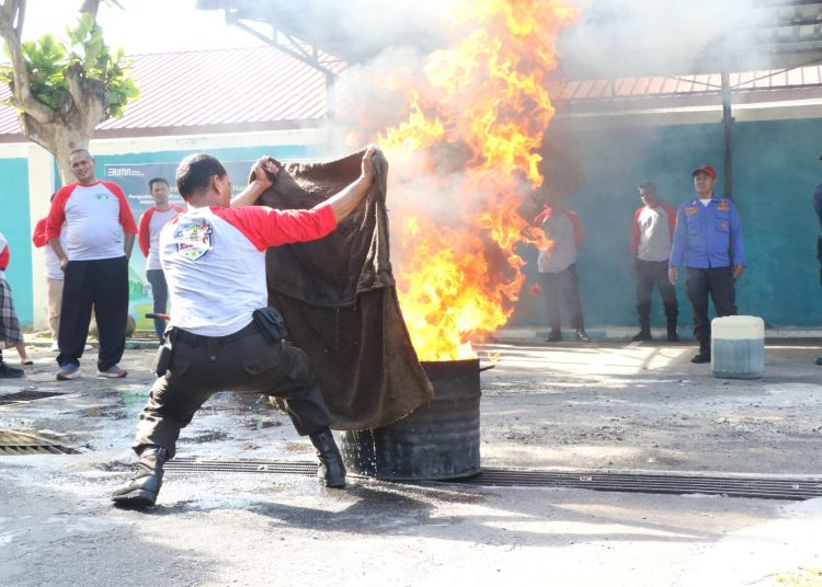 Salah seorang peserta dari PLN UP3 Lubuk Pakam, sedang melakukan praktik langsung simulasi penanganan pemadaman api dengan kanin basah saat keadaan darurat.(Satunusantara news/HO-Humas PLN UID Sumut).