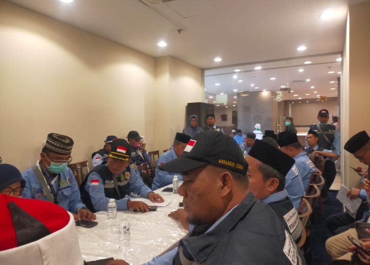 Ketua Kloter 09 KNO Medan, M.Lukman Hakim Hasibuan, saat melakukan koordinasi dengan Kepala Sektor 7 Mekkah, menjelang puncak haji "Arrmuzna" di  Mekkah.(Satunsuntara news/HO-Humas PPIH Embarkasi Medan)..