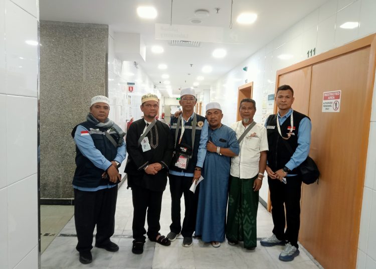 Tim Pemandu Haji Indonesia (TPHI) Kloter 08, Syakhrim Harahap, bersama pimpinan kloter, saat berada di Mekkah.(Satunusantara news/HO-Humas PPIH Embarkasi Medan.