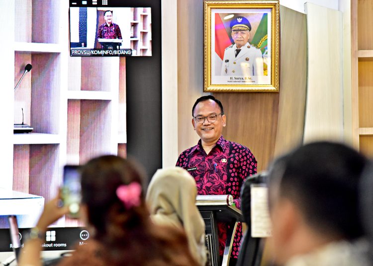 Plt Kepala Dinas Kominfo Sumut, Porman Mahulae (tengah) pada pembukaan Sosialisasi dan Bimtek Monitoring Evaluasi Keterbukaan Informasi Badan Publik di Aula Transparansi Dinas Kominfo Sumut.(Satunusantara news/HO-Diskominfo Sumuit).