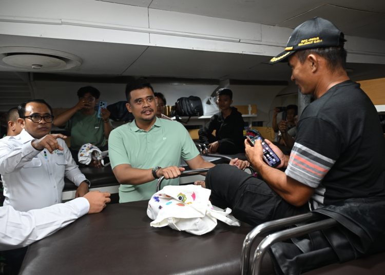 Gubernur Sumut Bobby Nasution (tengah) saat acara pelepasan Pelayaran Perdana KMP Jatra II, di Pelabuhan Angin Gunungsitoli.(Satunusantara news/HO-Diskominfo Sumut).