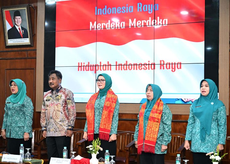 Staf Ahli I TP PKK Sumut Titiek Sugiharti Surya (dua kanan) saat Sosialisasi Imunisasi Nasional untuk penurunan angka anak dengan Zero Dose, yang diselenggarakan TP PKK Pusat di Aula Kantor Wali kota Binjai.(Satunusantara news/HO-Diskominfo Sumut).