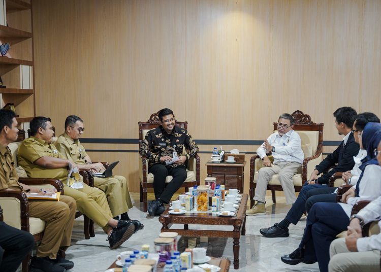 Gubernur Sumut Bobby Nasution (tengah) saat menerima kunjungan Satu Kerja Khusus Pelaksana Kegiatan Usaha Hulu Minyak dan Gas Bumi (SKK Migas) Perwakilan Sumbagut di Kantor Gubernur Sumut.(Satunusantara news/HO-Diskominfo Sumut).