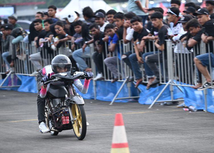 Gubernur Sumut, Utara Bobby Nasution, menyaksikan langsung event balapan malam hari "Night Race 2025" di Lanud Soewondo.(Satunusantara news/HO-Diskominfo Sumut).
