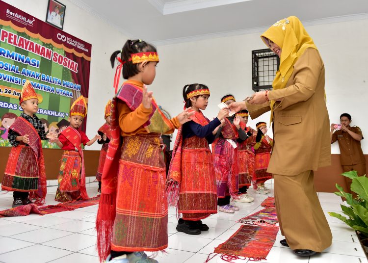 Anak Pemerlu Pelayanan Kesejahteraan Sosial (PPKS) yang selama ini mendapat pengasuhan di UPTD Pelayanan Sosial Anak Balita Medan,  saat menujukkan kebolehan mereka menampilkan tarian tor-tor.(Satunusantara news/HO-Dinas Kominfo Sumut).