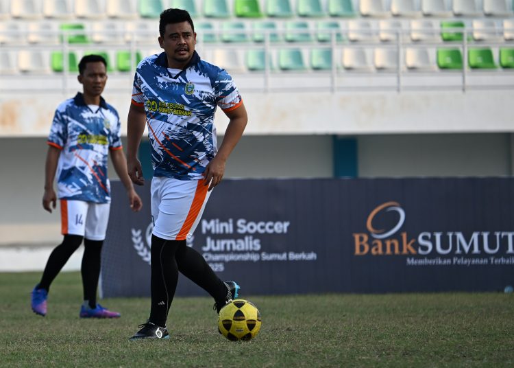 Gubernur Sumut Muhammad Bobby Afif Nasution (kanan) saat  menunjukkan kebolehannya bermain di lapangan hijau bersama timnya yang diberi nama Tim Gubernur, melaksanakan laga eksebisi melawan tim wartawan di Lapangan Sepakbola Mini Dispora Sumut, Deli Serdang.(Satunusantara news/HO-Dispora Sumut).
