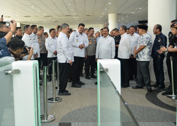 Gubernur Sumut, Bobby Nasution (tengah) bersama Menteri Imipas Agus Andrianto, saat meresmikan Autogate Imigrasi dan Lounge PMI di Bandara Internasional Kualanamu, Kabupaten Deli Serdang.(Satunusantara news/HO-Diskominfo Sumut).
