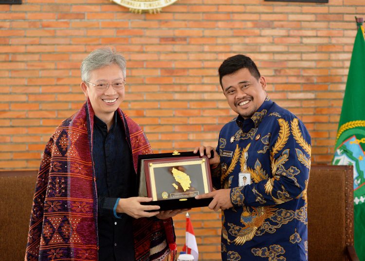 Gubernur Sumut  Muhammad Bobby Afif Nasution (kanan) saat menyerahkan cendramata kepada  Duta Besar RRT untuk Indonesia, Wang Lutong, di kantor Gubernur Sumut.(Satunusantara news/HO-Diskominfo Sumut).