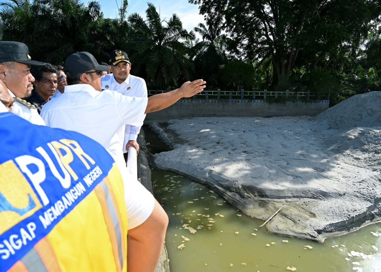 Gubernur Sumatera Utara Bobby Nasution (kanan)  meninjau dua tanggul di Kabupaten Batubara, yakni Tanggul Dalu-dalu Jalan Lintas Sumatera dan Tanggul Sungai Sumatera II Bendung Tanjung Muda, yang jebol.(Satunusantara news/HO-Diskominfo Sumut).