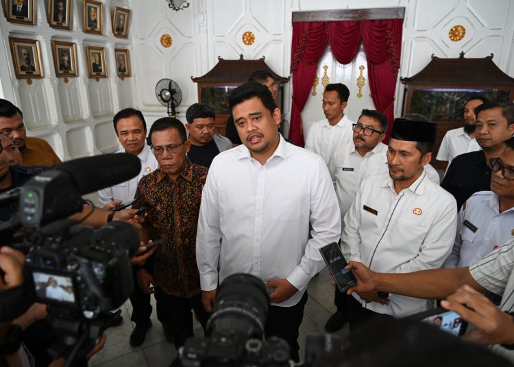 Gubernur Sumut, Bobby Nasution, memberikan keterangan kepada wartawan, usai menemui Gubernur Aceh Muzakir Manaf, di Banda Aceh.(Satunusantara news/HO-Diskominfo Sumut).