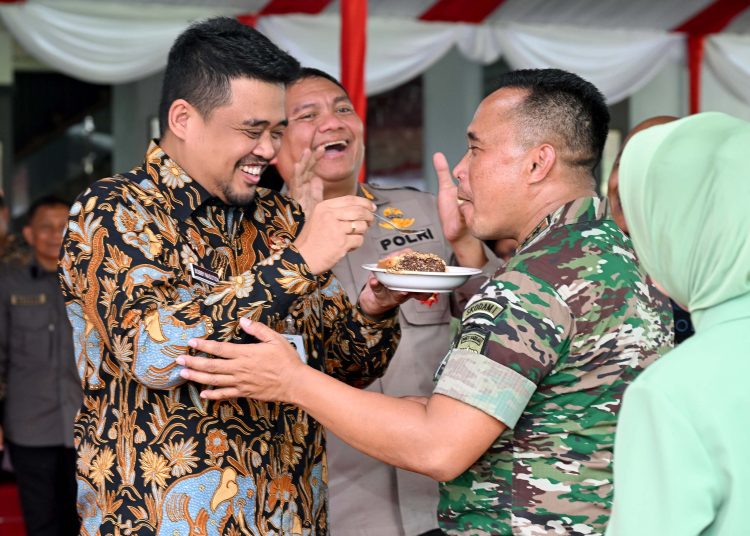 Gubernur Sumatera Utara Bobby Nasution (kiri) saat menyuapkan nasi tumpeng kepada Pangdam I/BB Mayjen Rio Firidianto (kanan) pada  Perayaan HU) ke-75 Kodam I/BB di Lapangan Upacara Kodam I/BB Medan.(Satunusantara news/HO-Diskominfo Sumut).