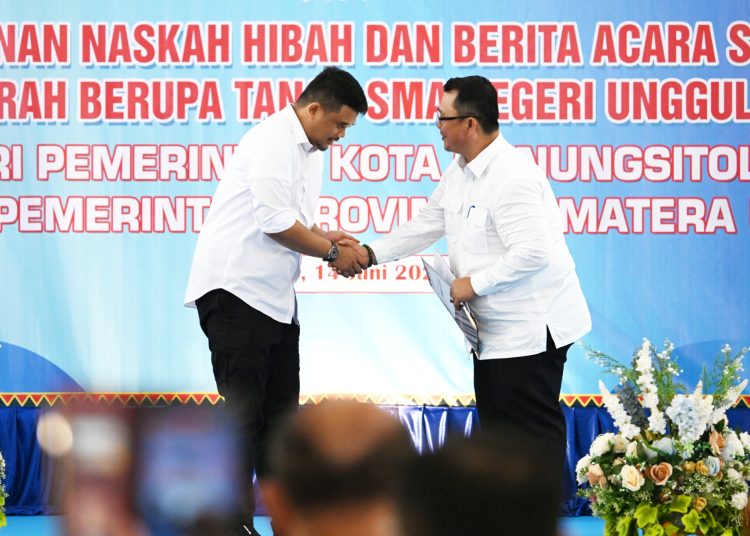 Gubernur Sumut, Bobby Afif  Nasution (kiri) saat penerimaan Penyerahan Aset Lahan SMA Unggulan Sukma dari Pemko Gunungsitoli ke Pemprov Sumut, di Gunungsitoli.(Satunusantara news/HO-Diskominfo Sumut).