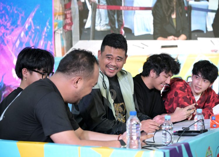 Gubernur Sumatera Utara Bobby Nasution (tengah) saat mengikuti Fun Match Game Mobile Legend bersama dengan pro player", main bareng tersebut merupakan bagian dari rangkaian event Kemarok Esport yang diselenggarakan di Lapangan H Adam Malik, Pematangsiantar.(Satunusantara news/HO-Diskominfo Sumut).