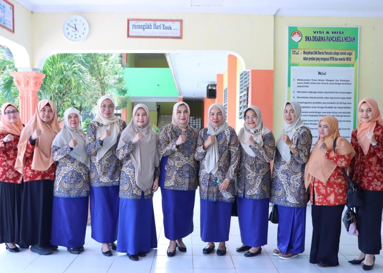 Ketua DWP Sumut, Yulia Effendy Pohan (tengah) pada Seminar Kesehatan Mental, Akademis dan Pergaulan bagi Remaja di Aula Sekolah SMA Dharma Pancasila Medan.(Satunusantara news/HO-Diskominfo Sumut).